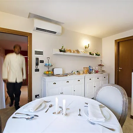 Residenza Giacomo Puccini Bed & Breakfast 3*